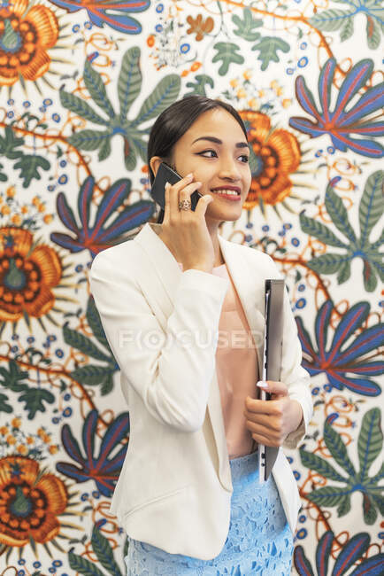 Chinesische Geschäftsfrau bei der Arbeit — Stockfoto