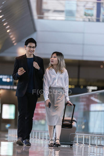 Negócio bem sucedido casal asiático juntos no aeroporto — Fotografia de Stock