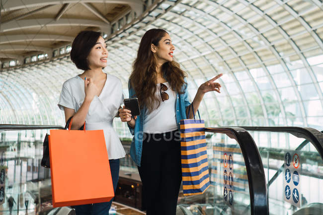 Дві молоді гарненькі азіатки на шопінгу разом — стокове фото