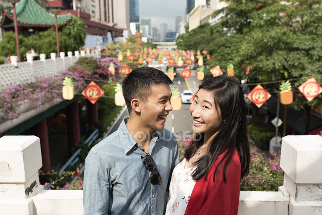 Asiatico cinese coppia trascorrere del tempo insieme in Chinatown — Foto stock