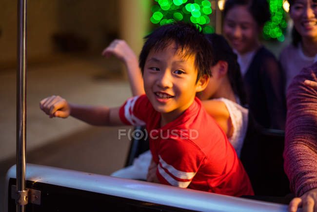 Щаслива азіатська сім'я проводить час разом у парку розваг на Різдво — стокове фото