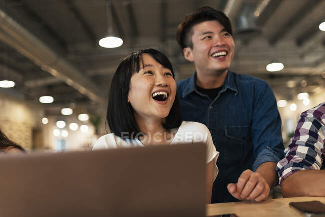 Asiático casal no trabalho — Fotografia de Stock