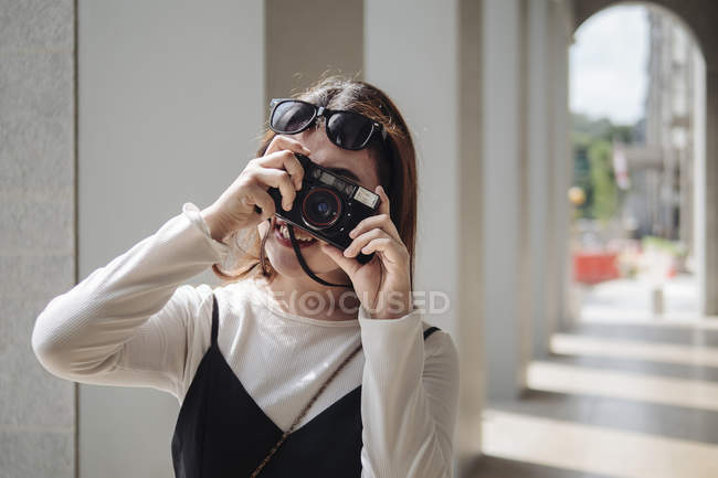 Китайський досить довге волосся жінка фотографують з камерою — стокове фото