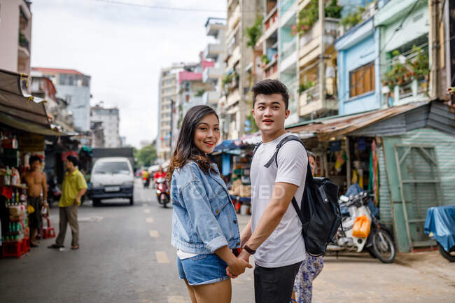 Jovem casal asiático passeando em um mercado local em Ho Chi Minh City, Vietnã — Fotografia de Stock
