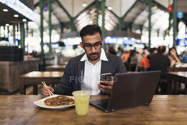 Красивий Індійська бізнесменом за допомогою смартфона і їли в кафе — Stock Photo