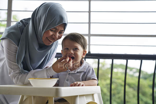 Young grandmother bonding with her grandson — Stock Photo