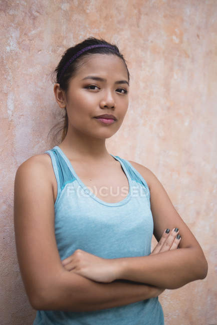 Joven asiático deportivo mujer con brazos cruzados - foto de stock