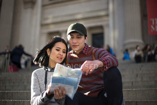Asiatische Touristen sitzen und reden auf den Stufen des Metropolitan Museum of Art, New York, USA — Stockfoto