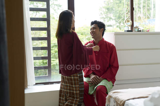 Giovane coppia asiatica che celebra Hari Raya a Singapore insieme a casa — Foto stock
