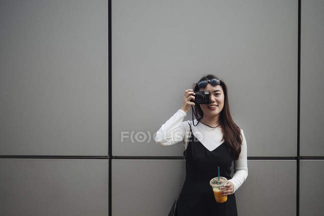Mulher de cabelo longo chinês bonito tirar foto com câmera — Fotografia de Stock