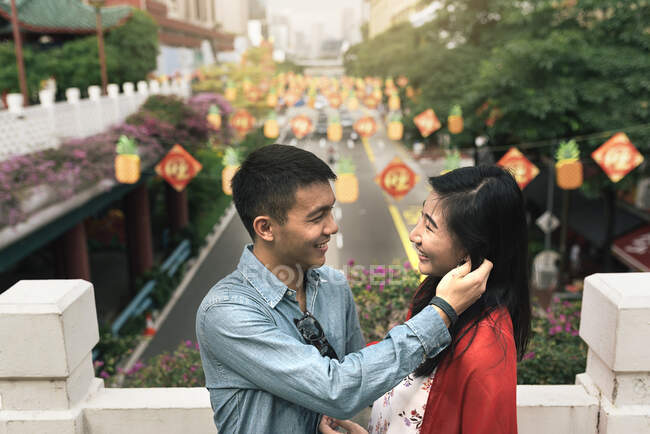 Азиатская китайская пара проводит время вместе в Китайском квартале — стоковое фото