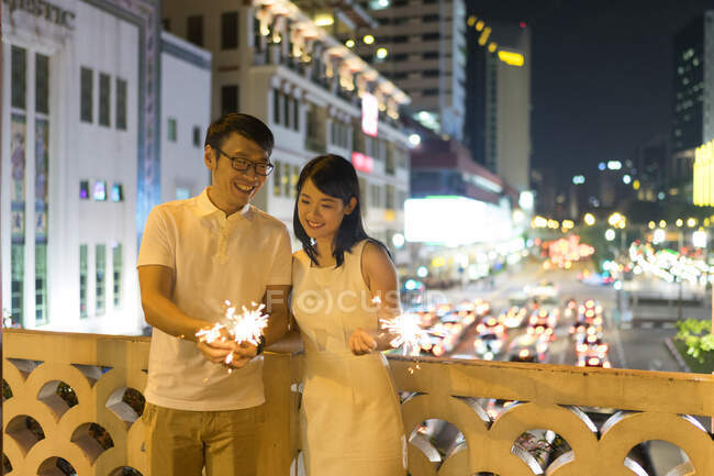 Jovem asiático casal em conjunto com sparklers no chinês ano novo — Fotografia de Stock