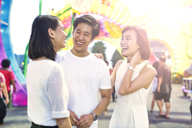 Drei junge asiatische Freunde haben Spaß beim chinesischen Neujahr, singapore — Stockfoto