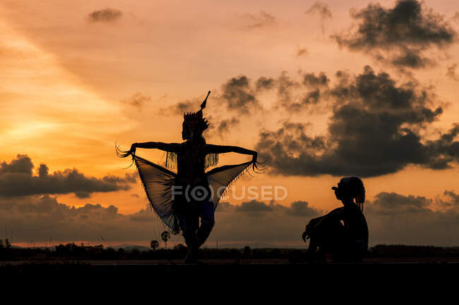 Image en silhouette des personnes au coucher du soleil. — Photo de stock