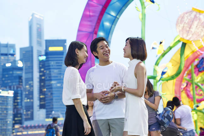 Tre giovani amici asiatici si divertono a Capodanno cinese, Singapore — Foto stock