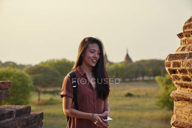 Jeune femme voyageant autour de l'ancien temple Pyathadar, Bagan, Myanmar — Photo de stock