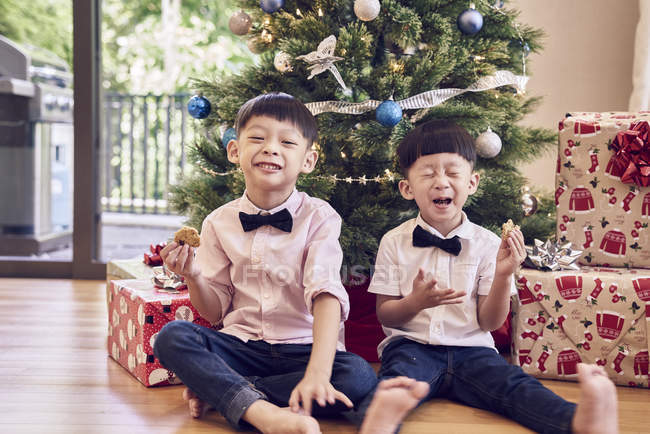 Felici fratelli asiatici che celebrano il Natale insieme — Foto stock