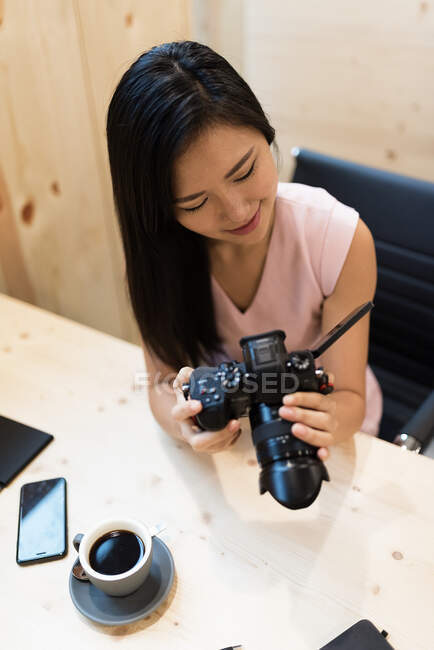 Mujer de negocios bonita con una cámara - foto de stock