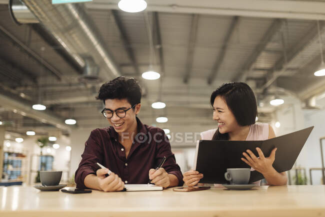 Asiático colegas de trabalho discutindo sobre um projeto — Fotografia de Stock