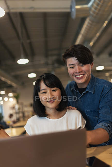 Giovani asiatici uomini d'affari che lavorano insieme in ufficio moderno — Foto stock