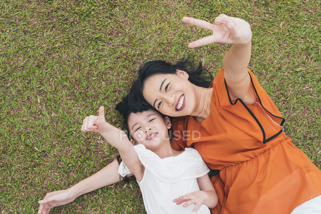 Азиатская мать и ребенок — стоковое фото