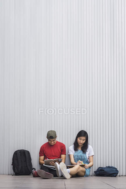 Jóvenes asiático universidad estudiantes estudiar al aire libre - foto de stock