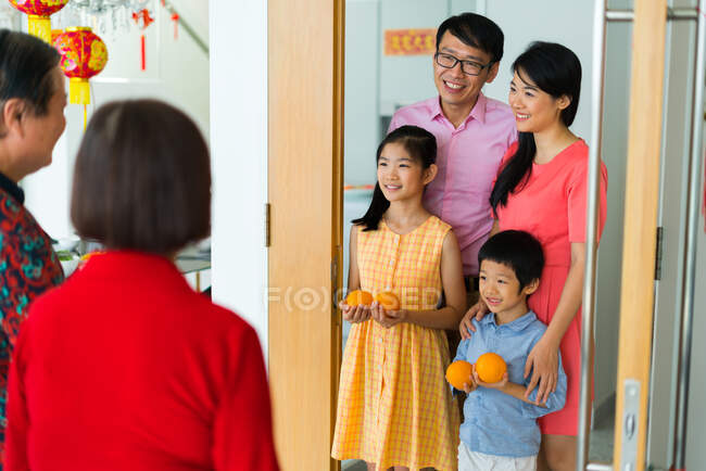 Feliz asiático familia llegar a abuelos - foto de stock