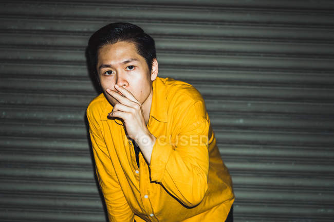 Молодий азіатський стильний чоловік позує на камеру — стокове фото
