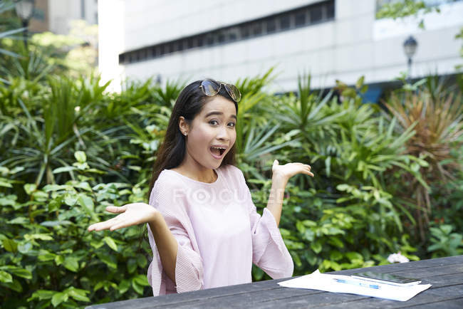 Молодий Малайська жінка щаслива з документами, вона є підписання — стокове фото