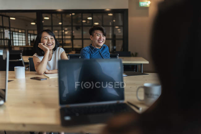 Jeunes asiatiques au travail dans un bureau moderne — Photo de stock