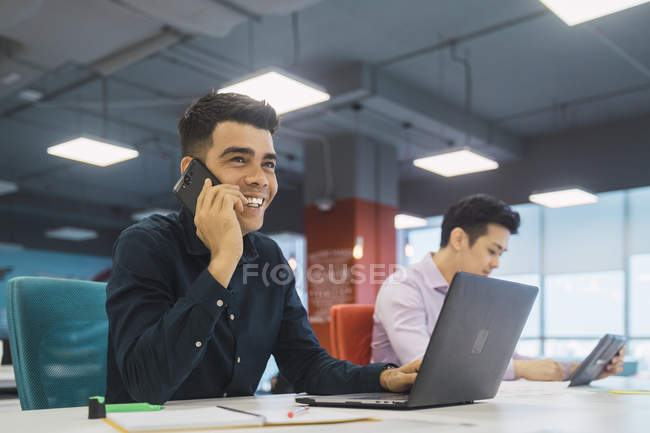 Успешные бизнесмены, работающие вместе в современном офисе — стоковое фото