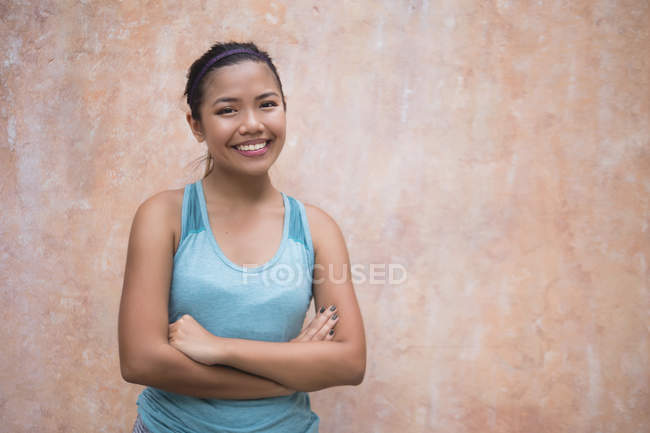 Junge asiatische sportliche Frau mit verschränkten Armen — Stockfoto