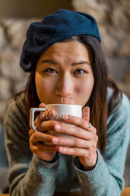 Giovane casual asiatico ragazza bere caffè in caffè — Foto stock