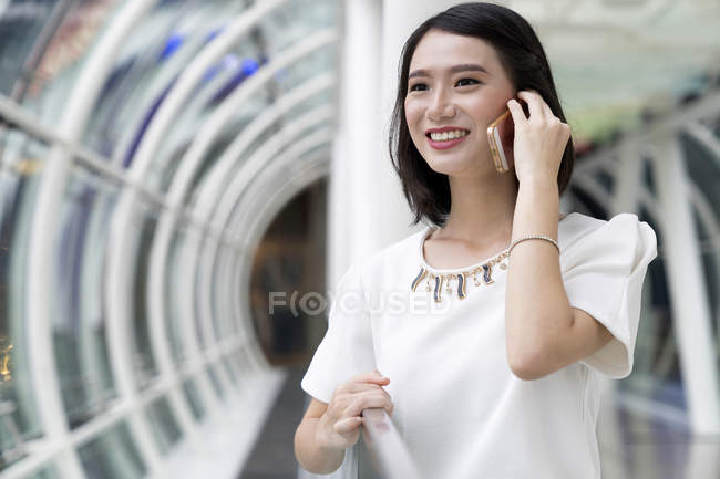 Jovem atraente asiático mulher usando smartphone — Fotografia de Stock