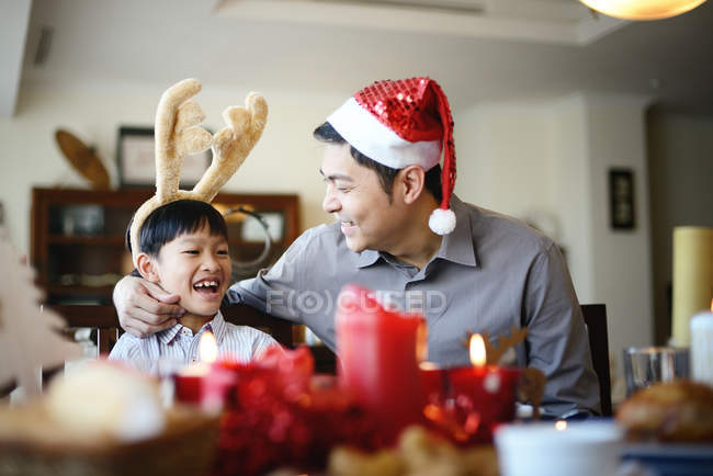 Feliz joven asiático padre y hijo celebrando la Navidad - foto de stock