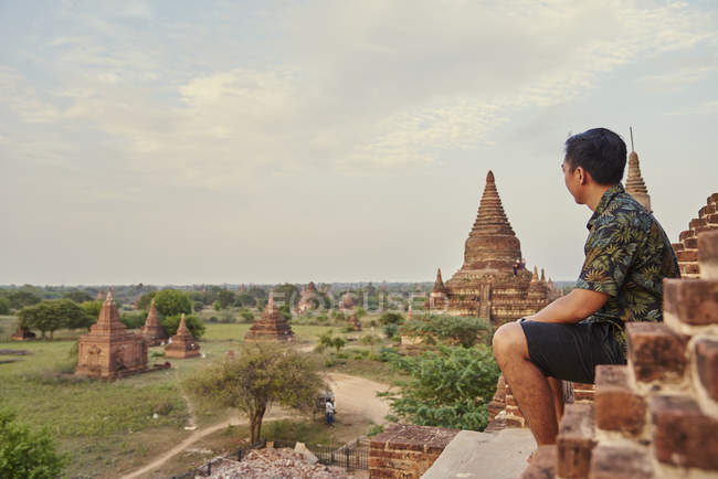 Giovane uomo che si rilassa intorno all'antico tempio di Pyathadar, Bagan, Myanmar — Foto stock