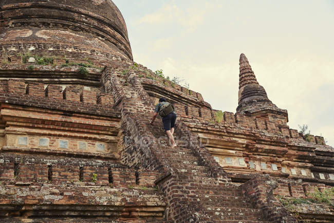Молодой человек путешествует по древнему храму Пятадара, Баган, Мьянма — стоковое фото