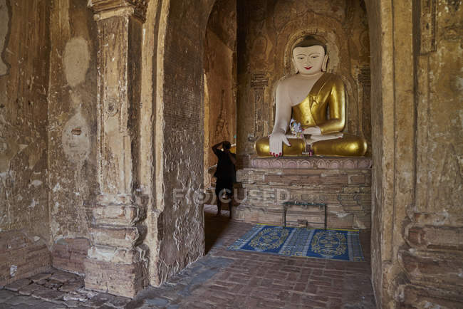 Joven tomando una fotografía dentro del antiguo templo, Pagoda, Bagan, Myanmar - foto de stock