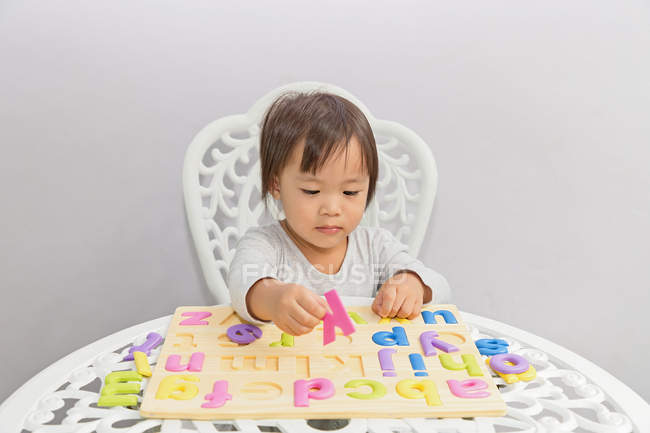 Junge kleine asiatische Kleinkind Mädchen spielen mit pädagogischen Spielzeug — Stockfoto