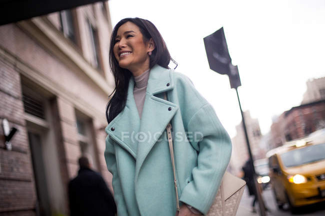 Joven asiático hermosa mujer en nuevo york, usa - foto de stock