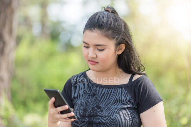 Chica adolescente con un teléfono inteligente - foto de stock