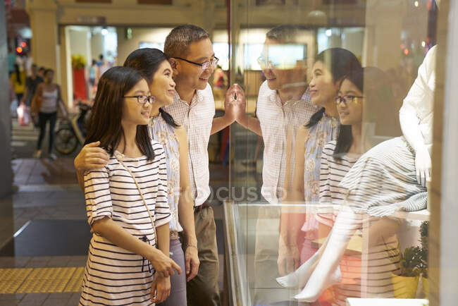 Heureux asiatique famille shopping ensemble — Photo de stock