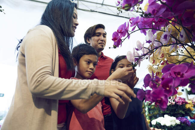 Familie beim Blumeneinkauf während des Hari Raya Basars in Geylang, Singapore — Stockfoto