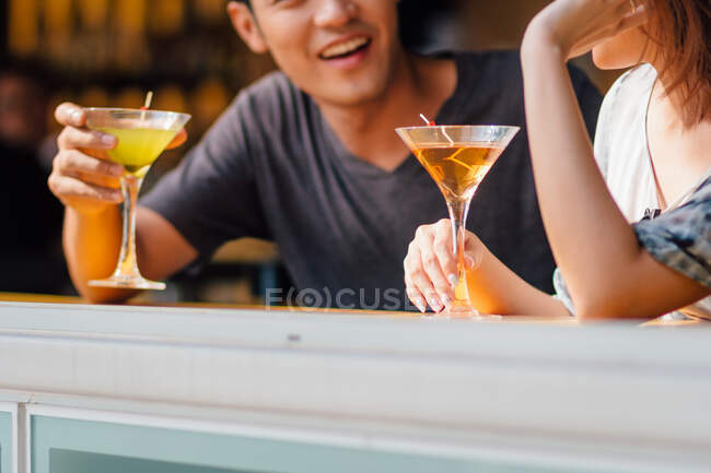 Beber junto ao bar — Fotografia de Stock