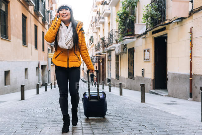 Молода приваблива азіатська жінка подорожує містом — стокове фото