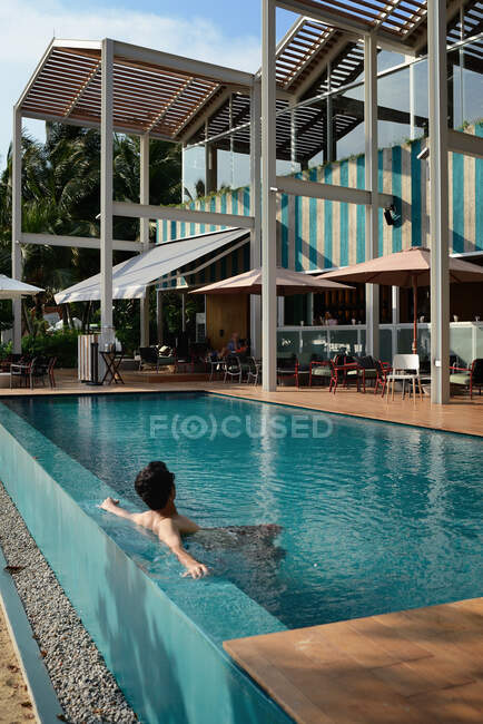 Junge attraktive asiatische Mann entspannen in Schwimmbad — Stockfoto