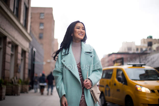 Jovem asiático bela mulher no novo york, eua — Fotografia de Stock