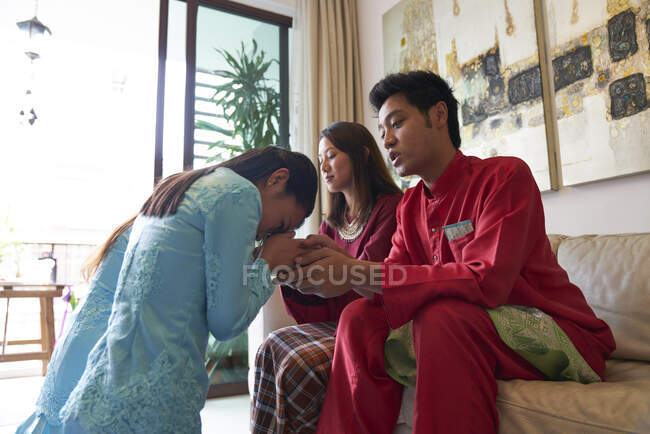 Familia asiática joven celebrando Hari Raya en Singapur - foto de stock