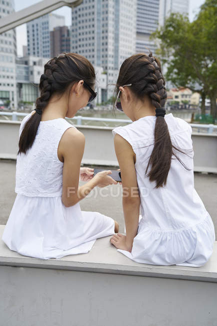 Duas garotas explorando Boat Quay, Cingapura — Fotografia de Stock