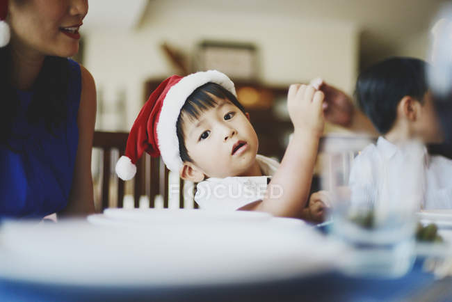 Felice ragazzo asiatico celebrare il Natale insieme con la famiglia a casa — Foto stock